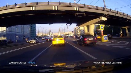 Un motard se venge d'un chauffeur de taxi qui l'a fait tomber