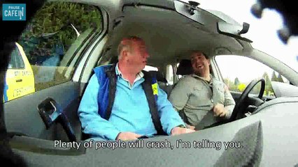 Un examinateur oblige les candidats au permis à écrire des sms en conduisant