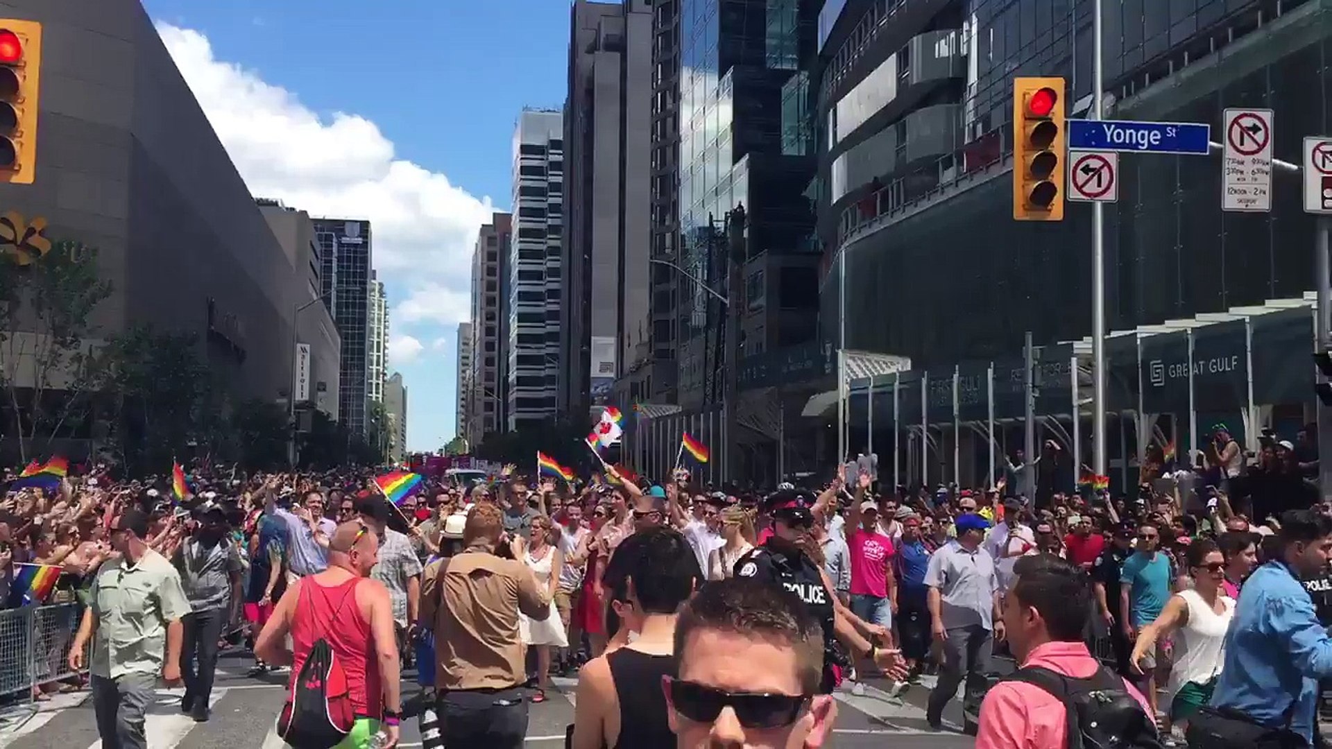 ⁣Justin Trudeau s'éclate à la Gay Pride de Toronto | Vanity Fair