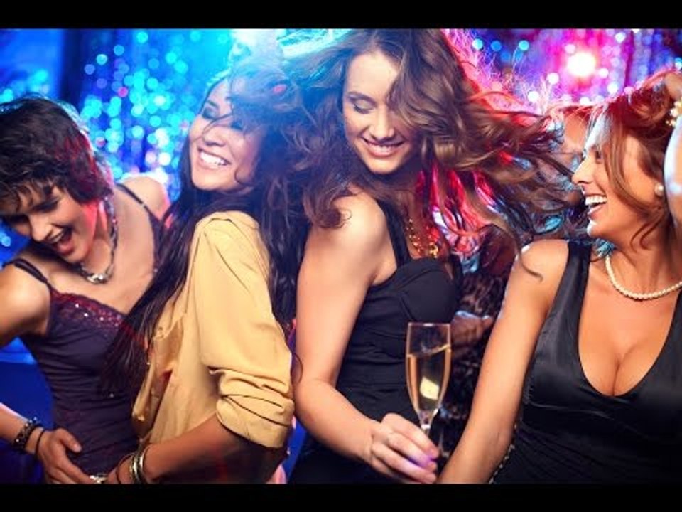 When to show up to a drinking party