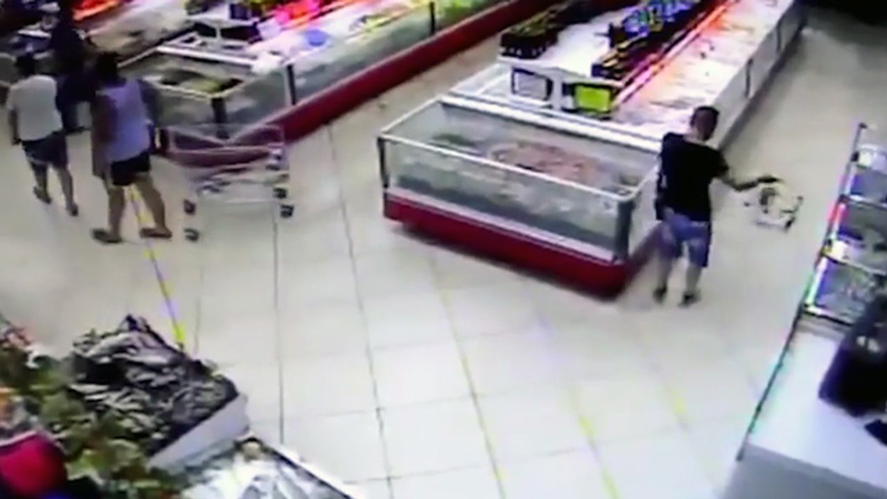 Un poisson saute dans le panier d'un client en Russie