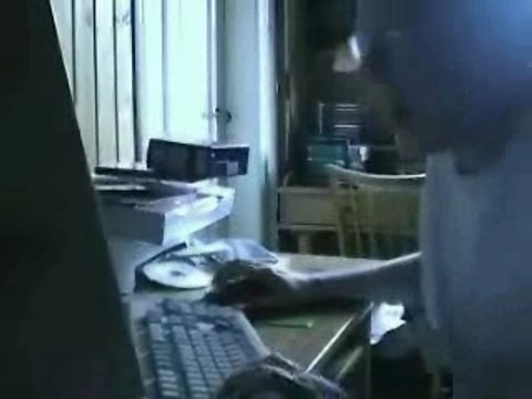 Folie furieuse d'un jeune drogué de jeux virtuels