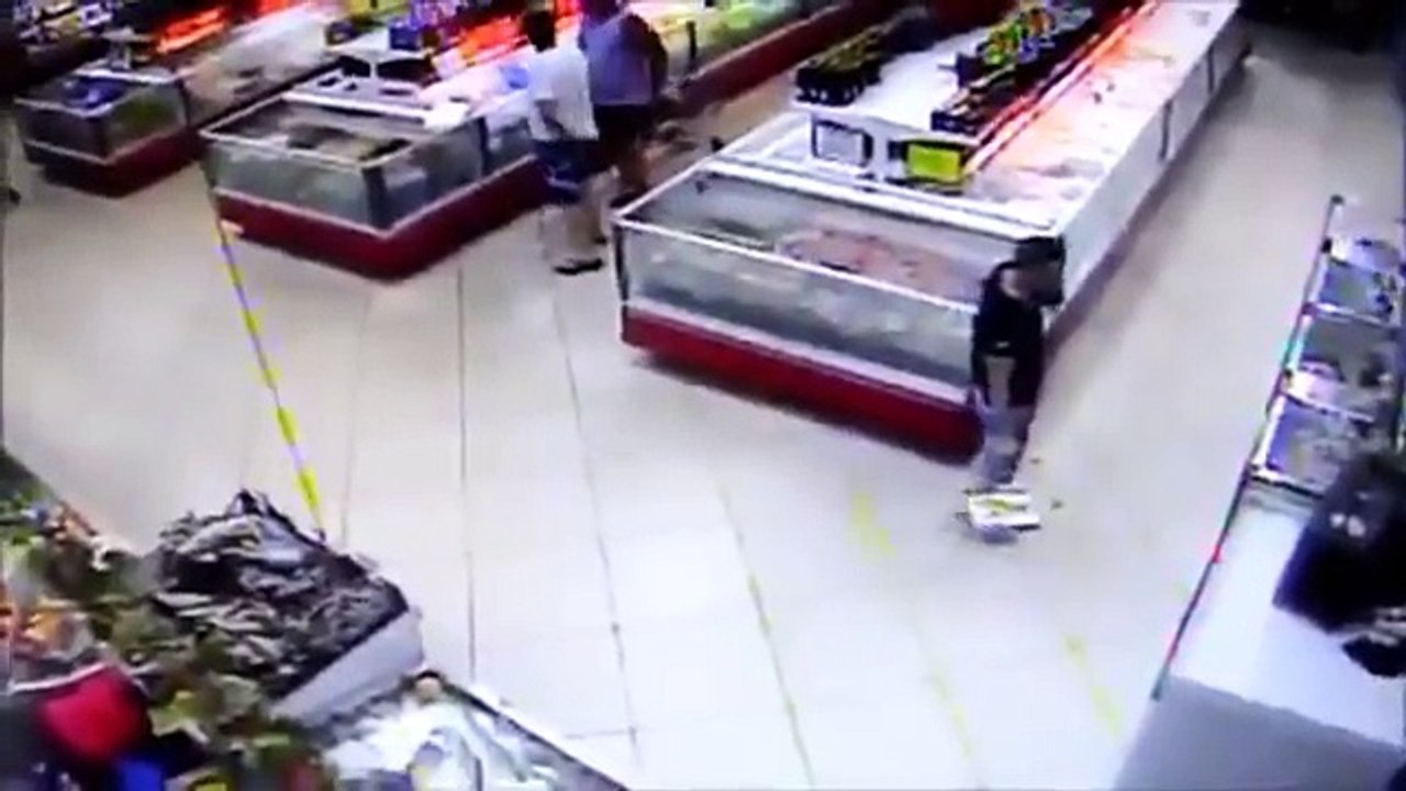 Un poisson saute dans le panier d'un client au supermarché