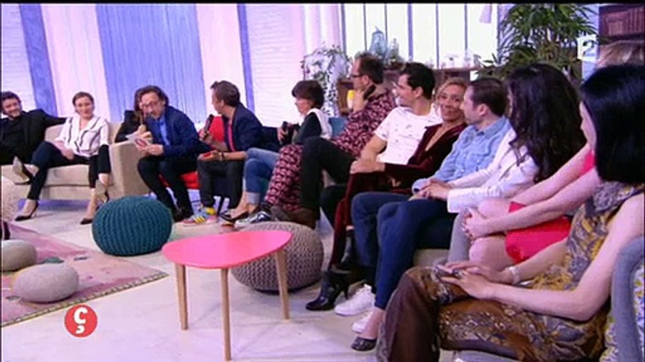 Stéphane Bern à deux doigts de fondre en larmes pour la dernière de "Comment ça va bien" - Regardez