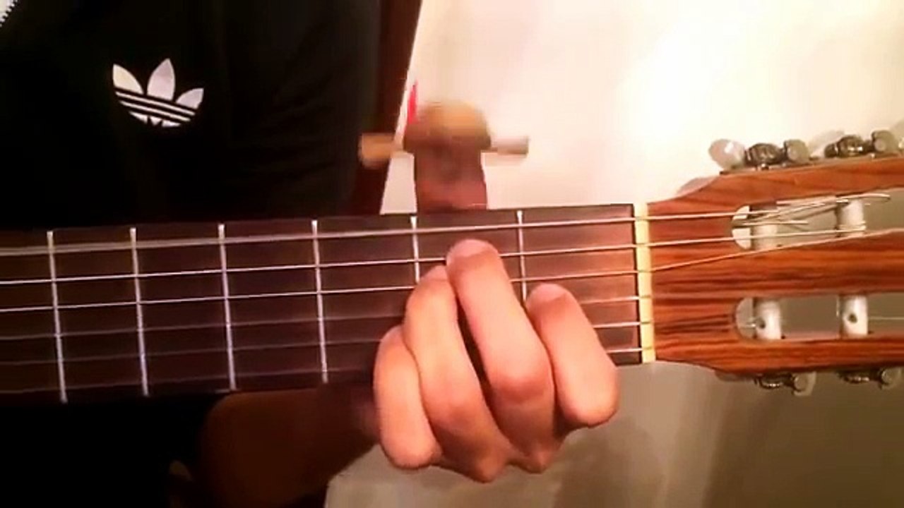 Un pouce joue de la guitare