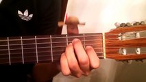 Un pouce joue de la guitare