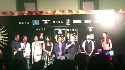 Priyanka Chopra Taking Selfie With Fans At IIFA Awards 2016 Red Carpet || Bollywood News || Vianet Media