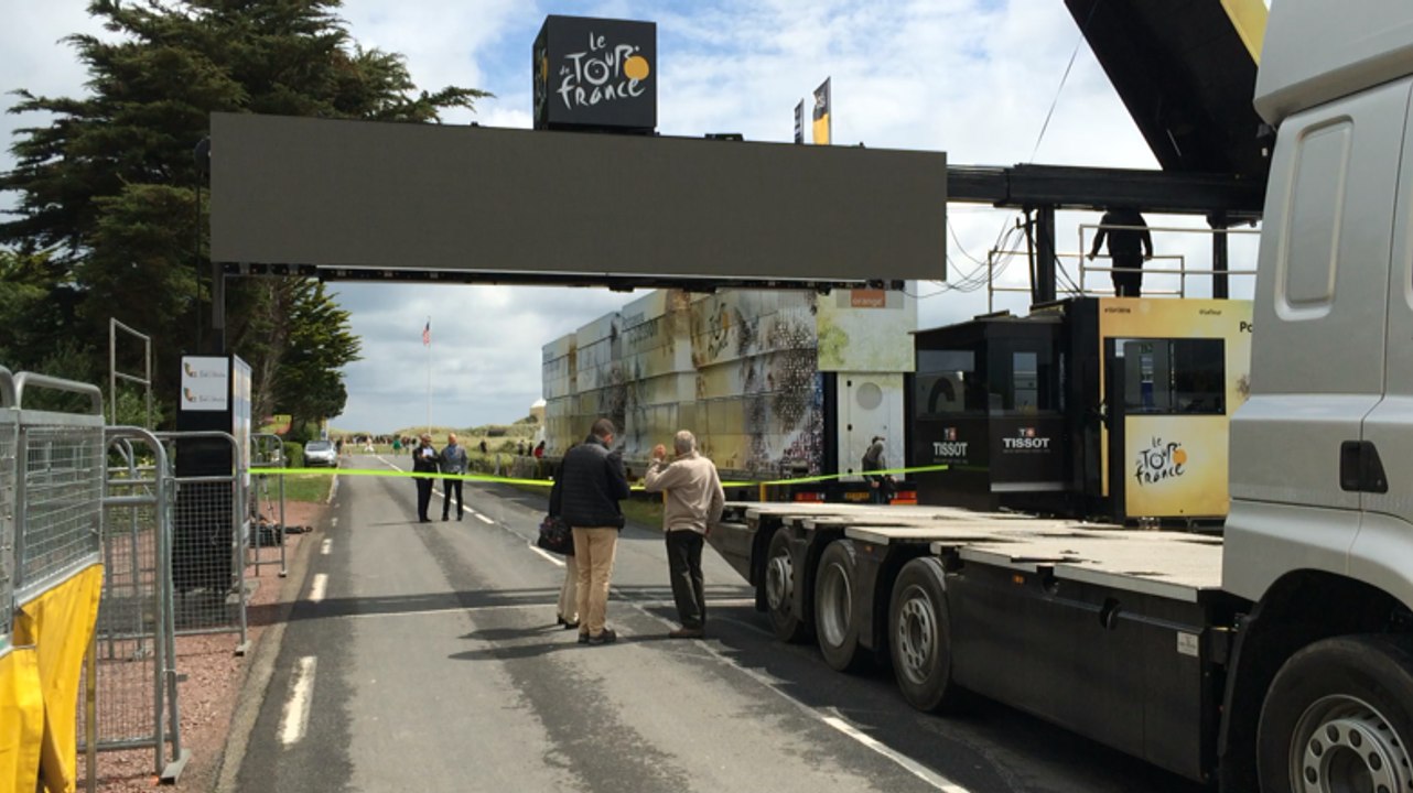 Montage de la première ligne d'arrivée du Tour 2016