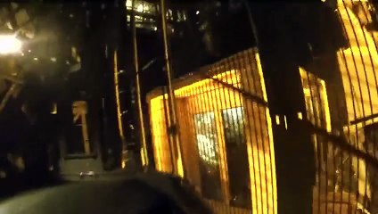 Un fou escalade la Tour Eiffel de manière illégale pendant le plan vigipirate ?