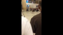 بالفيديو.. على طريقة ياسمين النرش..فتاة تثير الجدل فى مطار الملك خالد بالرياض