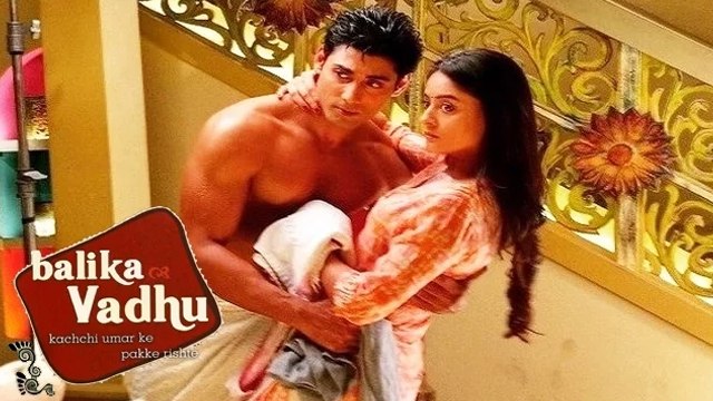 Nandini & Krish Super Hot Gets INTIMATE In Balika Vadhu!