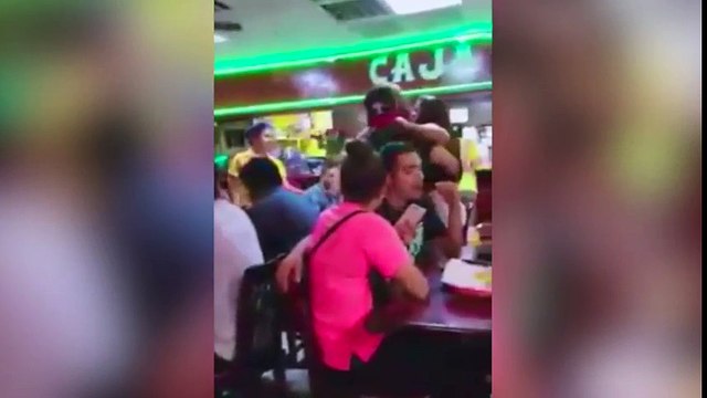 Batalla campal y sillas voladoras acaban con restaurante mexicano