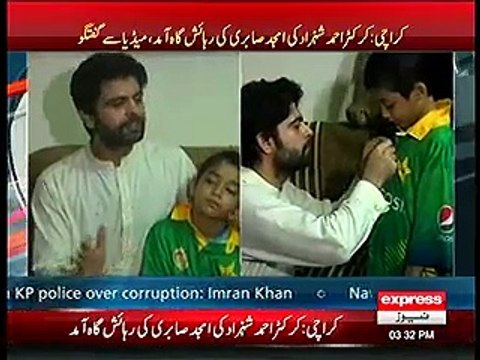 Ahmed Shahzad visits Amjad Sabri's house for condolence, Amjad Sabri ke betay ko apne naam ki shirt pehnayi