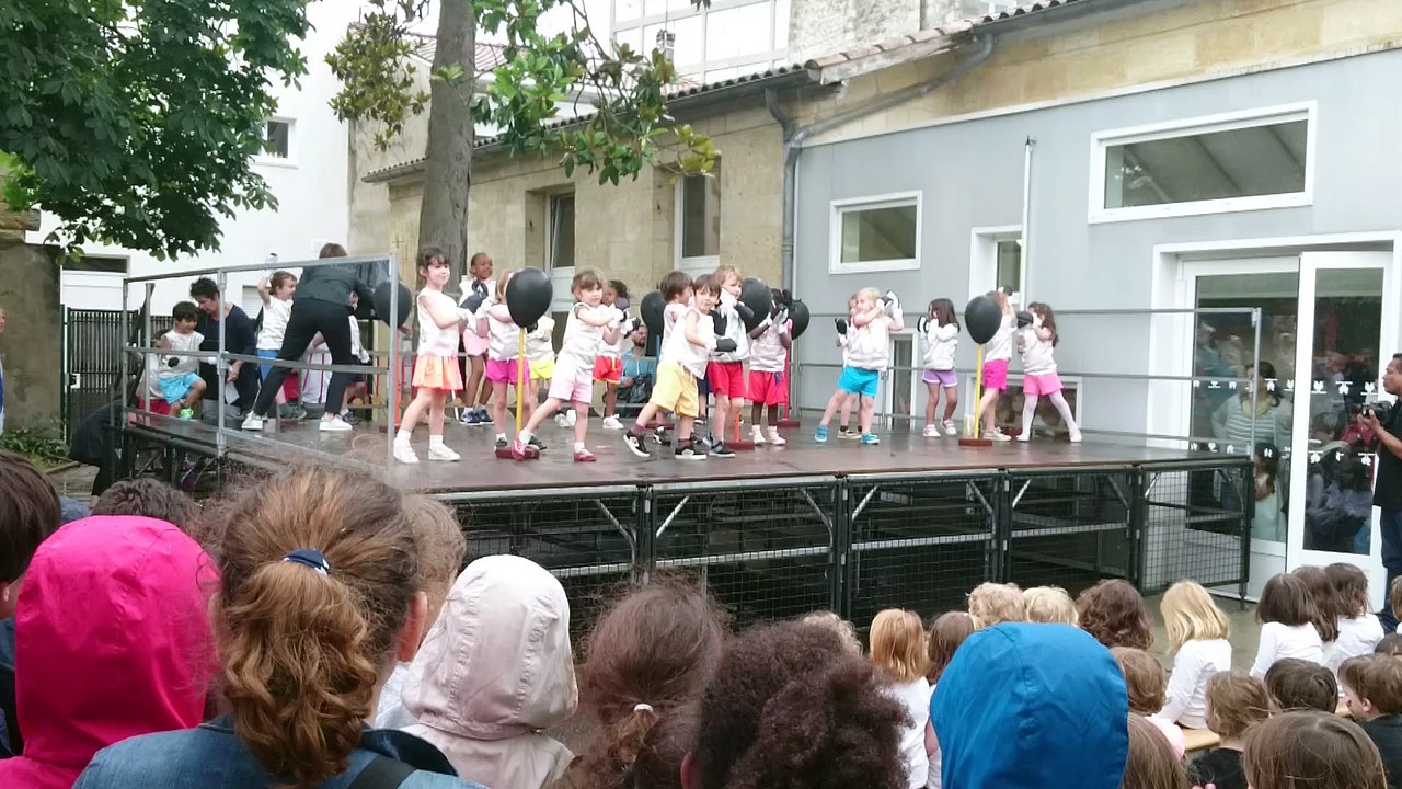 Spectacle de la petite section de maternelle kermesse de juin 2016 à l'école paul berthelot Bordeaux