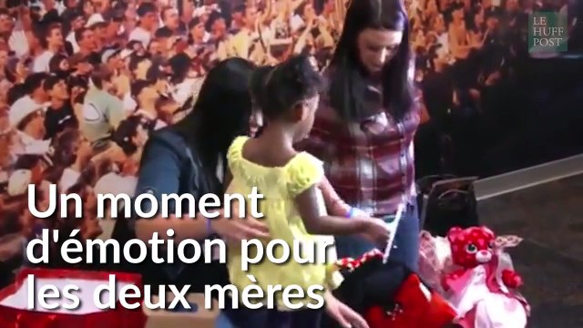 Elle ecoute le coeur de sa fille battre dans le corps d'une autre petite fille
