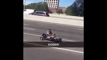 Un homme poursuivi par la police tente de prendre la fuite en Kart sur une autoroute