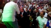 محافظ الإسكندرية يقبل طفل ضرير خلال احتفالية ليلة القدر