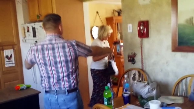 De retour de mission ce soldat fait une surprise à sa maman apres 5 ans d'absence