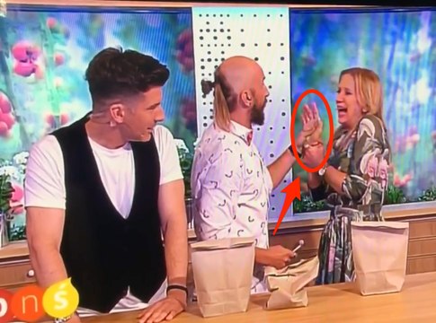 ZAP DU WEEK-END #459 : Un magicien rate son tour et transperce la main d'une présentatrice TV !