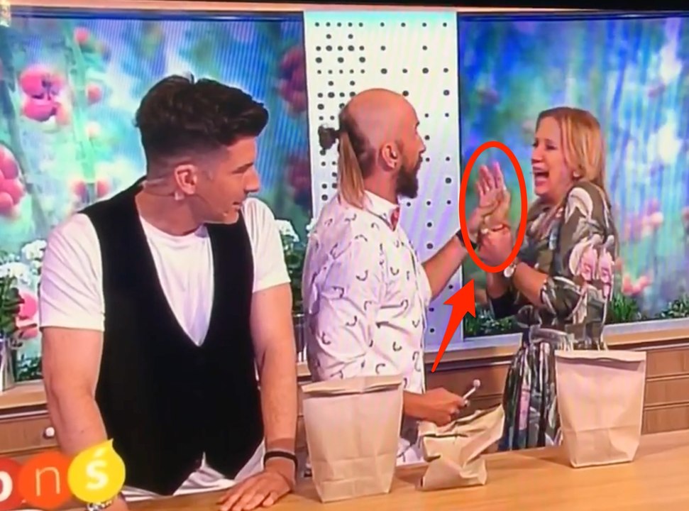 ZAP DU WEEK-END #459 : Un magicien rate son tour et transperce la main d'une présentatrice TV !