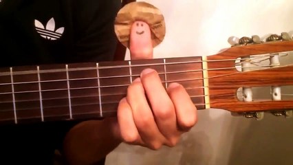 Un pouce joue de la guitare