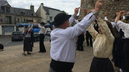 Le groupe folklorique de Torredeita en démonstration