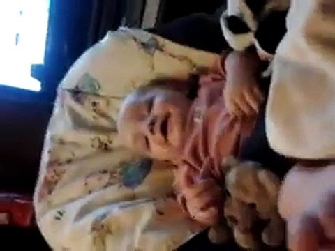 bebe 4mois gazouille ma puce attrape lol