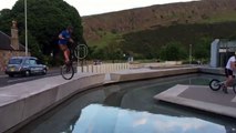 Il tente un saut d'une longueur impressionnant en VTT au dessus d’un bassin d’eau!