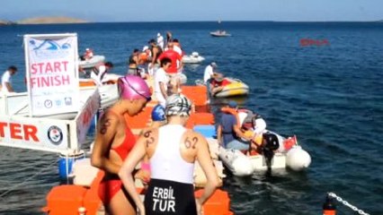 İzmir Foça'da Kulaçlar Kabotaj ve Otizme Farkındalık İçin Atıldı