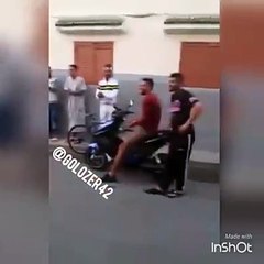 MAROC : il lui roule dessus en scooter.