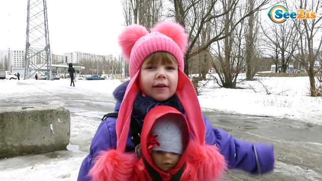 ✔ Кукла Беби Борн. Девочка Ника со своей игрушкой кормит голубей. Видео для детей. Baby Born ✔