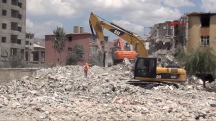 Yüksekova?daki Enkaz Kaldırılıyor