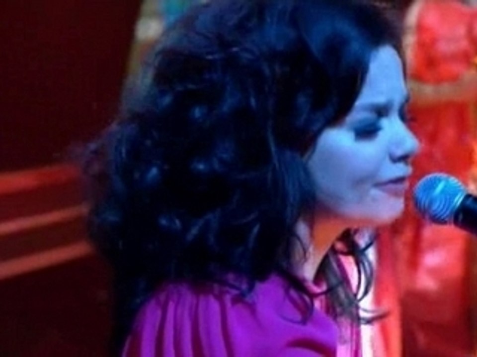 Björk - Earth Intruders (Live Jools 2007)