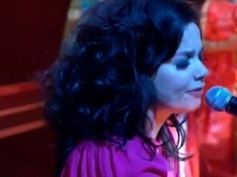 Björk - Earth Intruders (Live Jools 2007)
