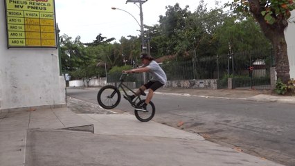 BMX Rider Gets Hit *Down There* | Venda Seu Vídeo