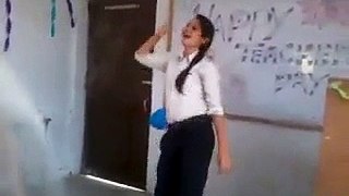 Pakistani School girls Dance,Must watch Video