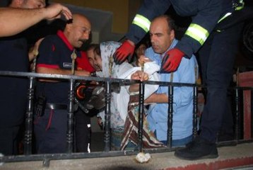 14 Yaşındaki Fatma'nın Eline Korkuluk Demiri Saplandı