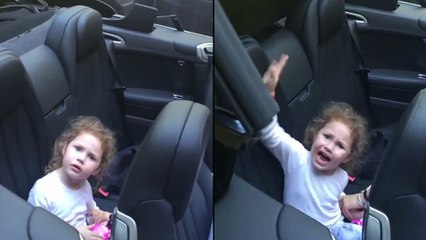 Il fait peur à sa nièce en refermant la capote de sa voiture !