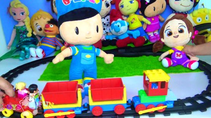 Pepee ve Niloya LEGO tren yolu oyunuyor