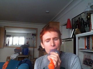 Wiwi égratigne "holdin' her" de Chris Janson