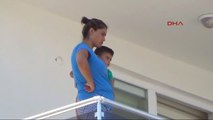 Antalya Kucağında Çocuğuyla Balkonda İntihara Kalkıştı