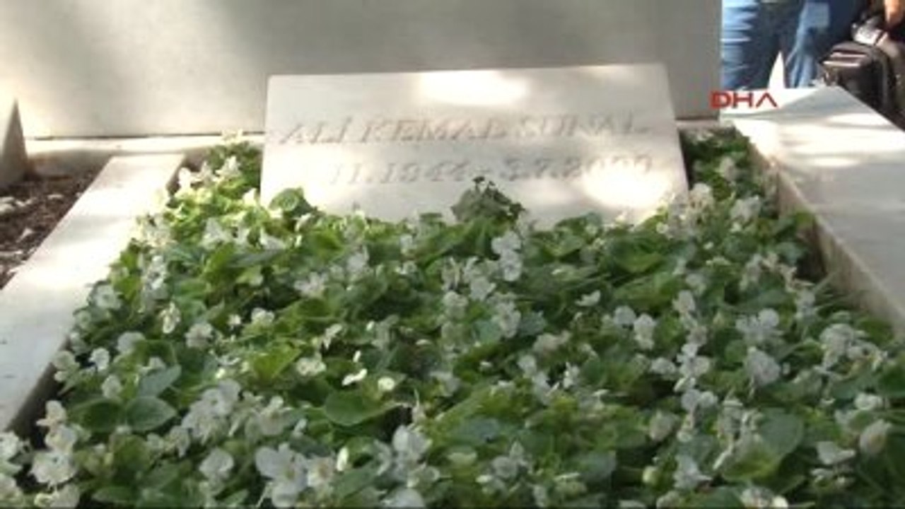 Kemal Sunal Mezarı Başında Anıldı