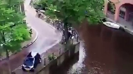 Crazy Road Rage in Amsterdam - Porsche Cayenne hunts a Speedboat and sinks car at once