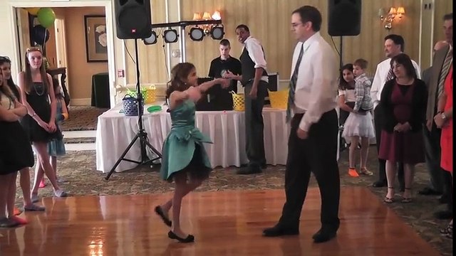 Son père refuse de danser mais elle insiste, puis ce qu'ils font surprend tous les invités!