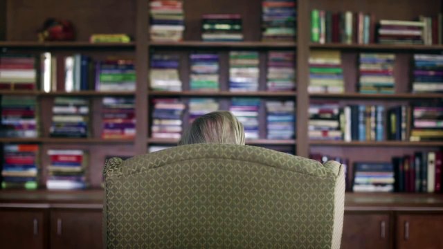 Ils disent à cette femme qu'elle est trop vieille à 98 ans, puis ce qu'elle fait les laisse sous le choc!