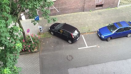 Une femme tente de se garer à Dortmund