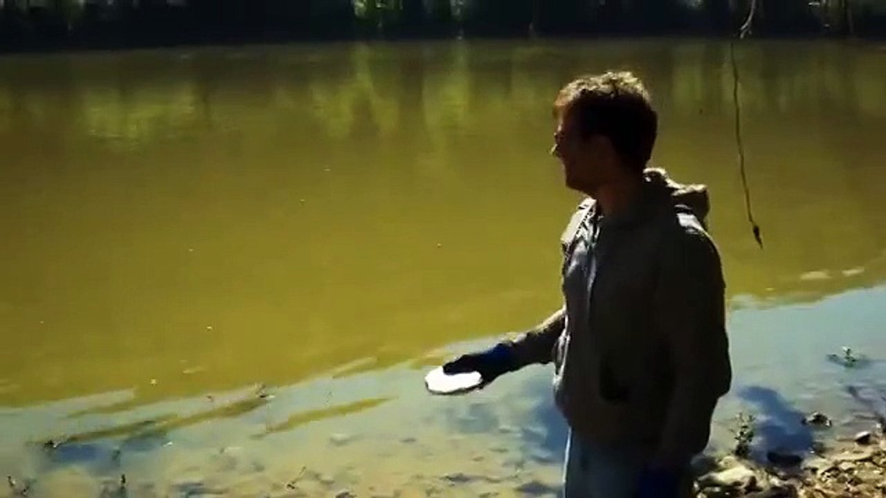 Что будет, если бросить кусок натрия в воду )) Очень похоже на рыбалку с динамитом, но веселее. Обязательно смотрите!