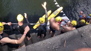 Hunderte Berliner schwimmen um Flussbad Pokal in der Spree