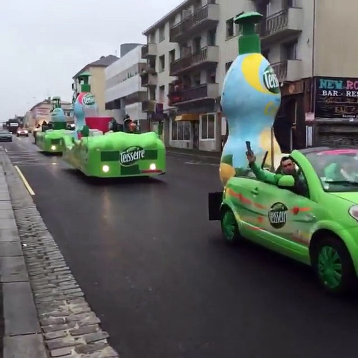 Вот такой караван возглавляет каждый этап Tour de France 2016.