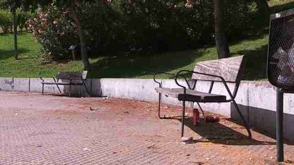 Un hombre agrede a un indigente y después quema su propio piso